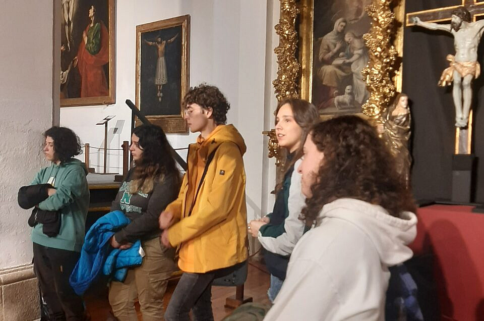 Alumnos de Conservación y Restauración – Montaje exposición «Otro calvario»