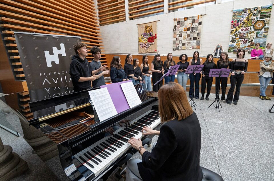 ALUMNOS DEL CORO DE LA ESCUELA DE ARTE EN LA INAUGURACIÓN DEL FESTIVAL ÁVHILA