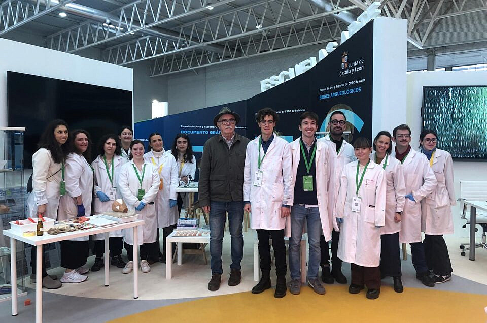 ALUMNOS Y PROFESORES DE CONSERVACIÓN Y RESTAURACIÓN EN AR&PA