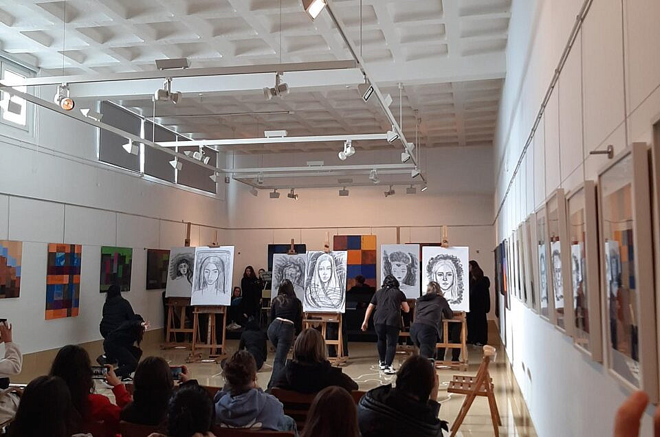 PERFORMANCE CONTRA LA VIOLENCIA DE GÉNERO