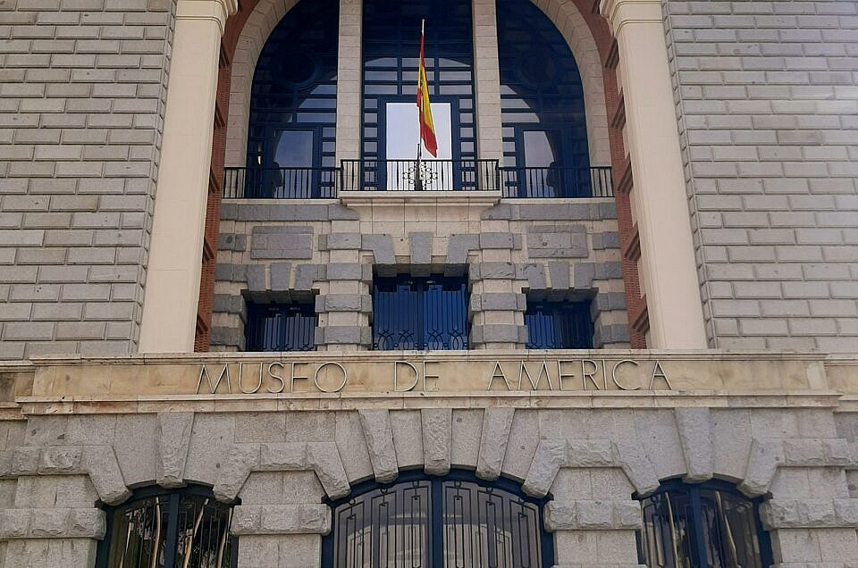 Estudiantes de Conservación y Restauración en los almacenes del Museo de América y el Museo del Traje – Madrid