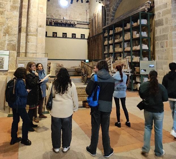 ESTUDIANTES DE CONSERVACIÓN Y RESTAURACIÓN EN EL MUSEO PROVINCIAL DE ÁVILA COMPLETANDO SU FORMACIÓN