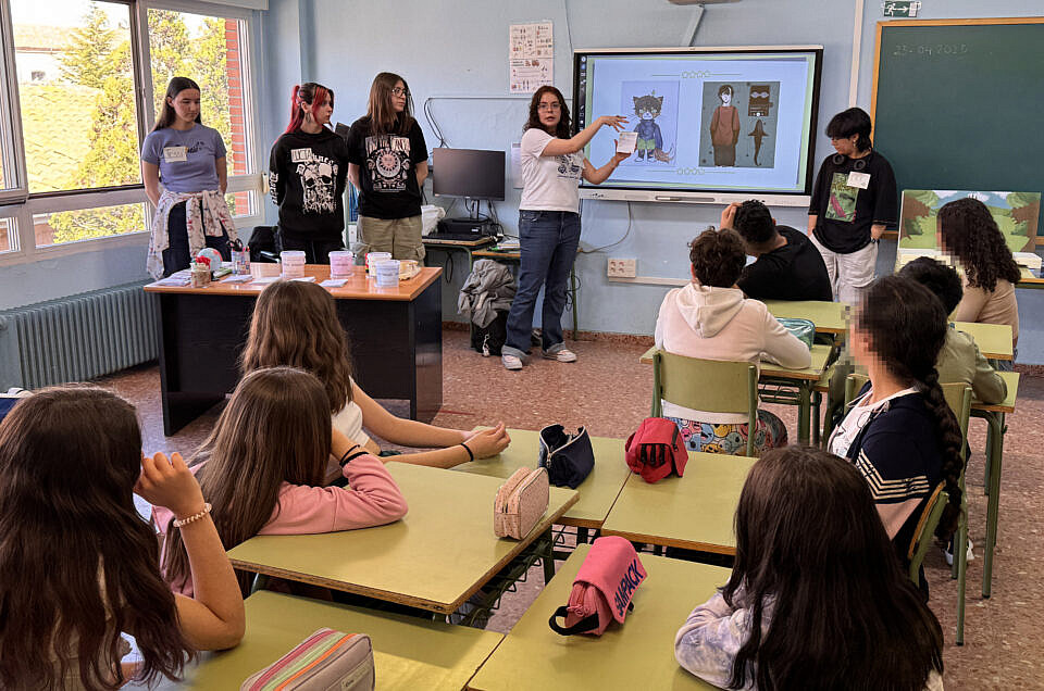 Taller impartido por alumnas de la Escuela de Arte – Colegio Santa Ana